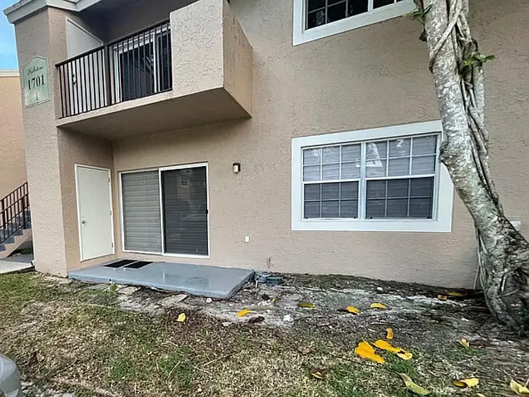 1701 NW 96th Ter #1F — Photo 11