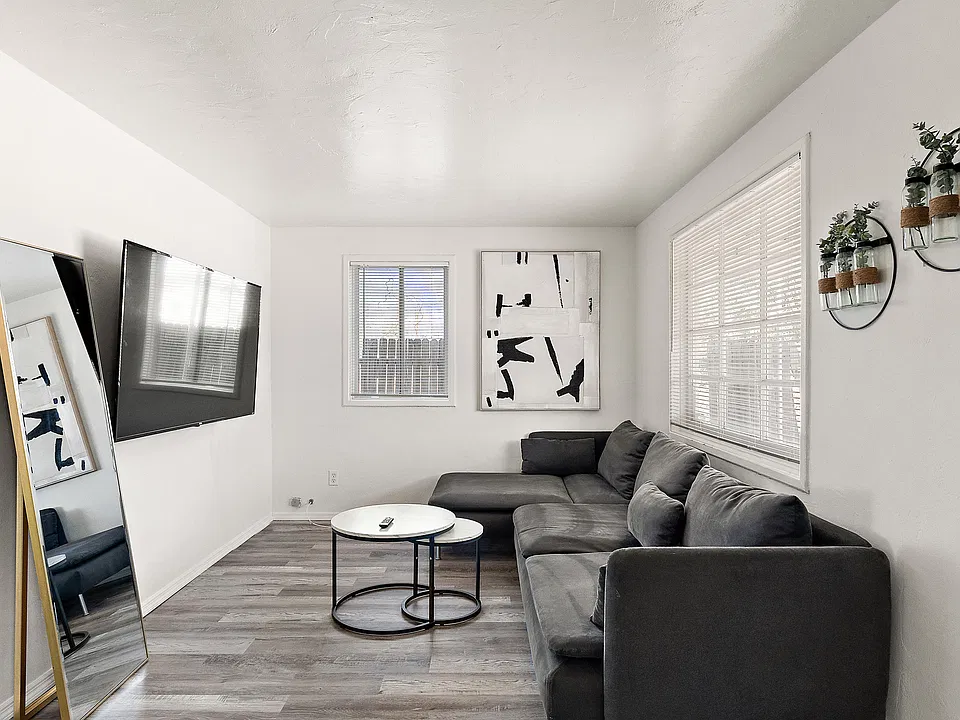 702 1/2 W Pepper Pl #2