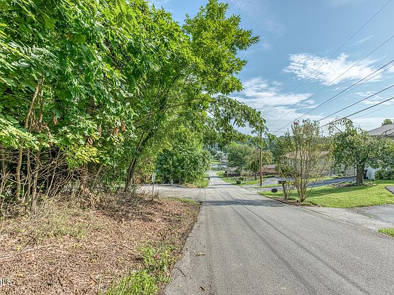 3rd image of Angeline Dr