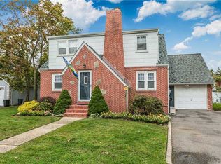 3 Roman Ln, West Islip, NY 11795