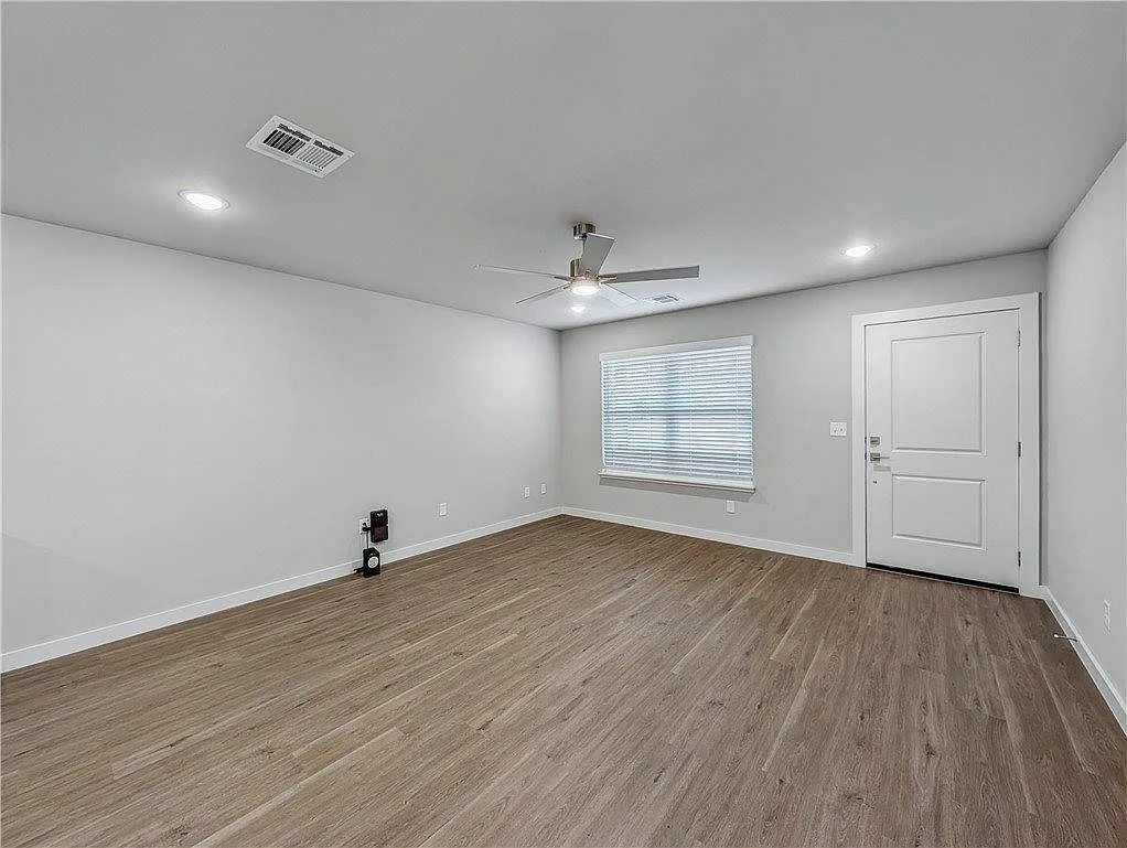 3 bed, 1256 sqft, $1,450 — Photo 4