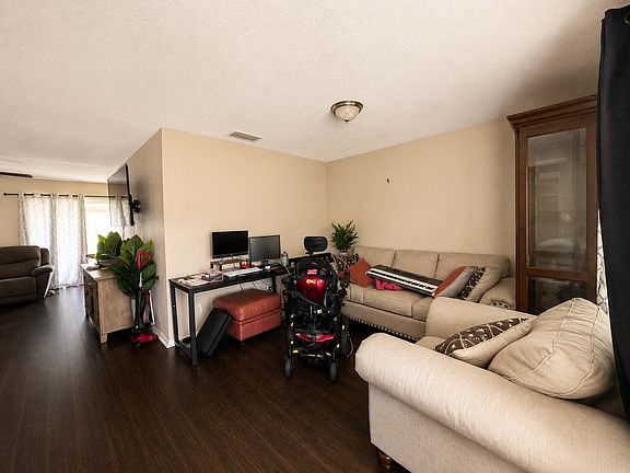 4th image of 1614 Lee St