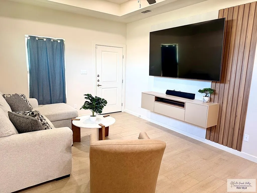 3 bed, 2.0 bath, 1066 sqft, $1,250 — Photo 2