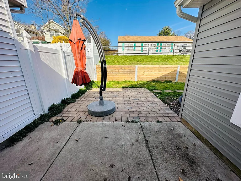 319 Canterbury Ct — Photo 13