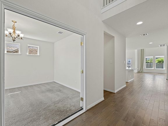 4th image of 6724 Leonardo Dr