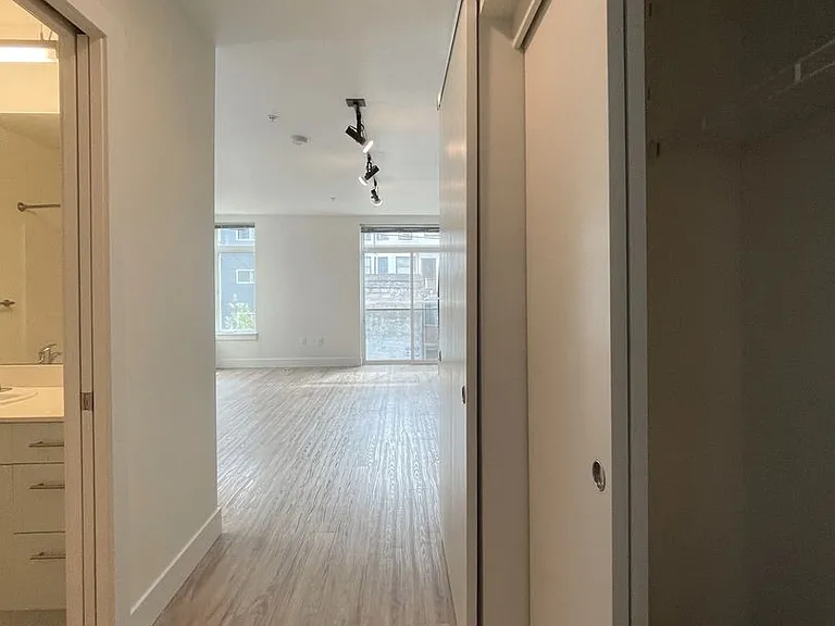 The Local 422 — Photo 13
