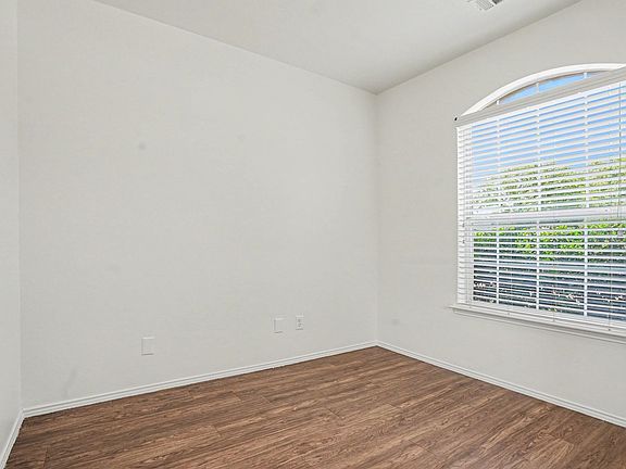 4th image of 129 Hanover St