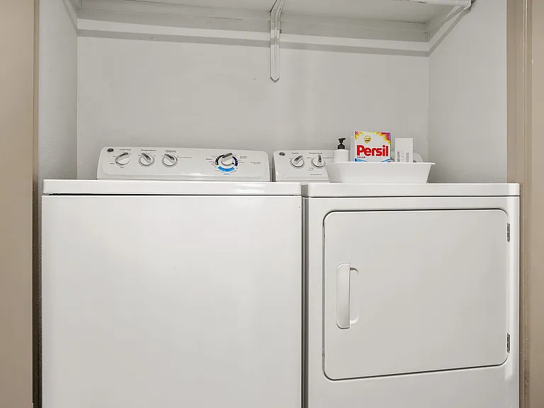 C242450 Adair Off Addison_VS Still_Vacant1b1b_Laundry_01_final