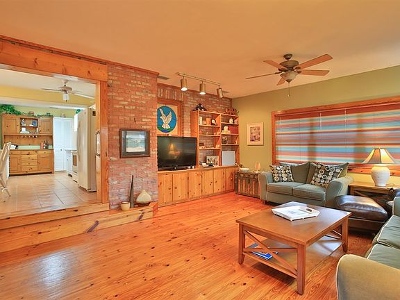 4th image of 2114 N Oleander Ave
