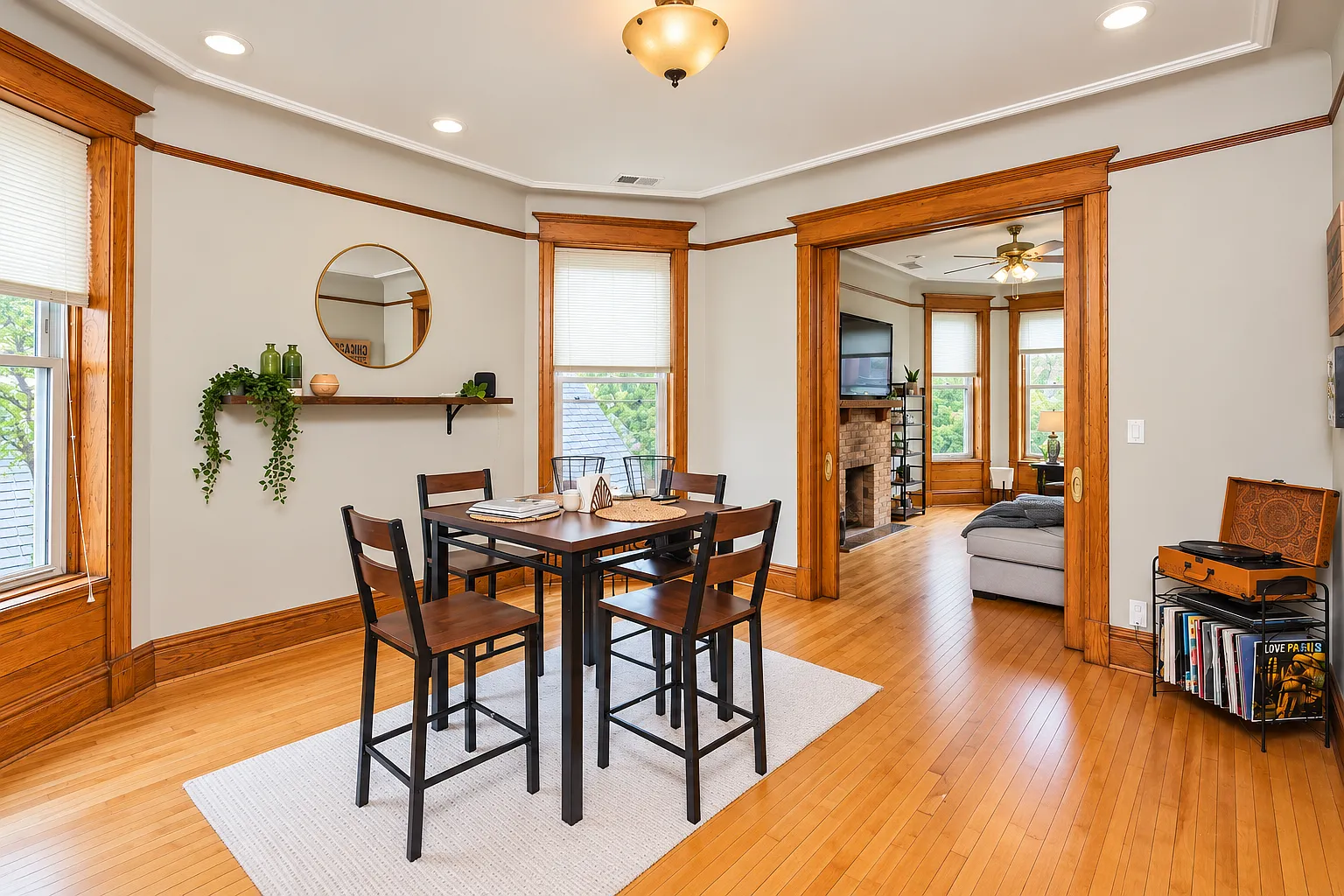 3 bed, 1.0 bath, 1200 sqft, $3,300 — Photo 4