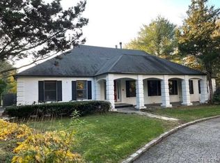 1 Farmwoods Ln, Glen Head, NY 11545