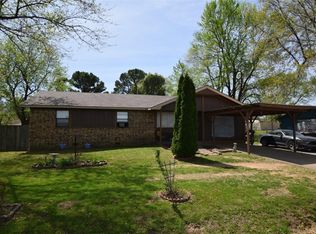 1006 W Hickory St, Stilwell, OK 74960