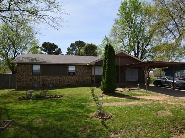 1006 W Hickory St, Stilwell, OK 74960