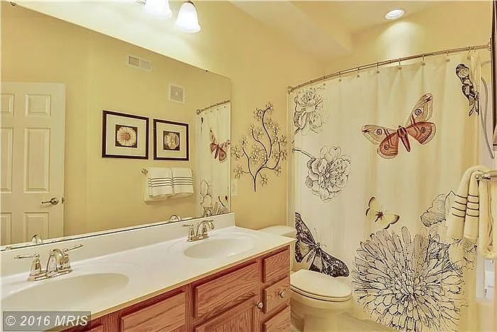2nd Bathroom (upstairs)