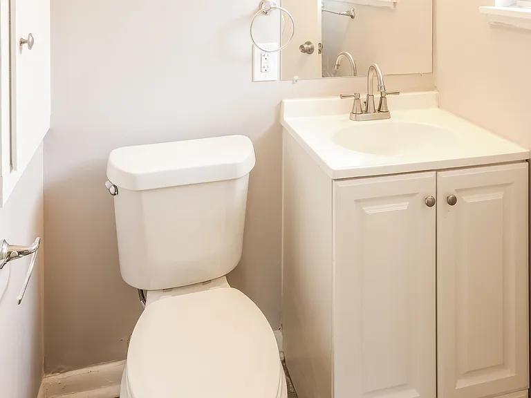 742411_025_main_bathroom_13620248.jpg