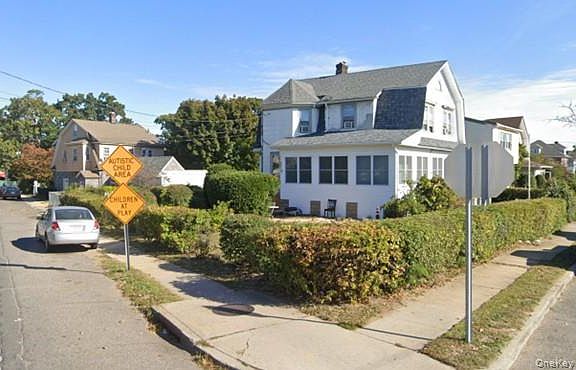 4th image of 274 Lawrence Avenue