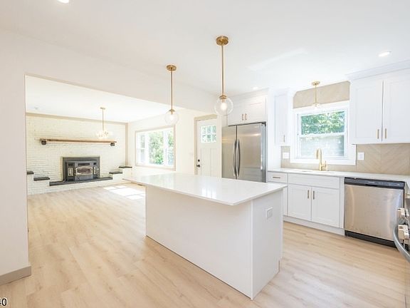 5th image of 33 Orchard Dr