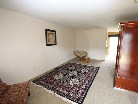 4th image of 1019 Hillsboro Ct #1019