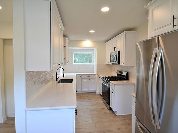 3rd image of 1072 Sherren St W