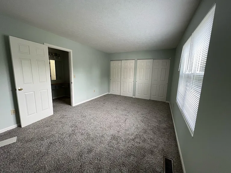 668 S Grand Ave — Photo 8