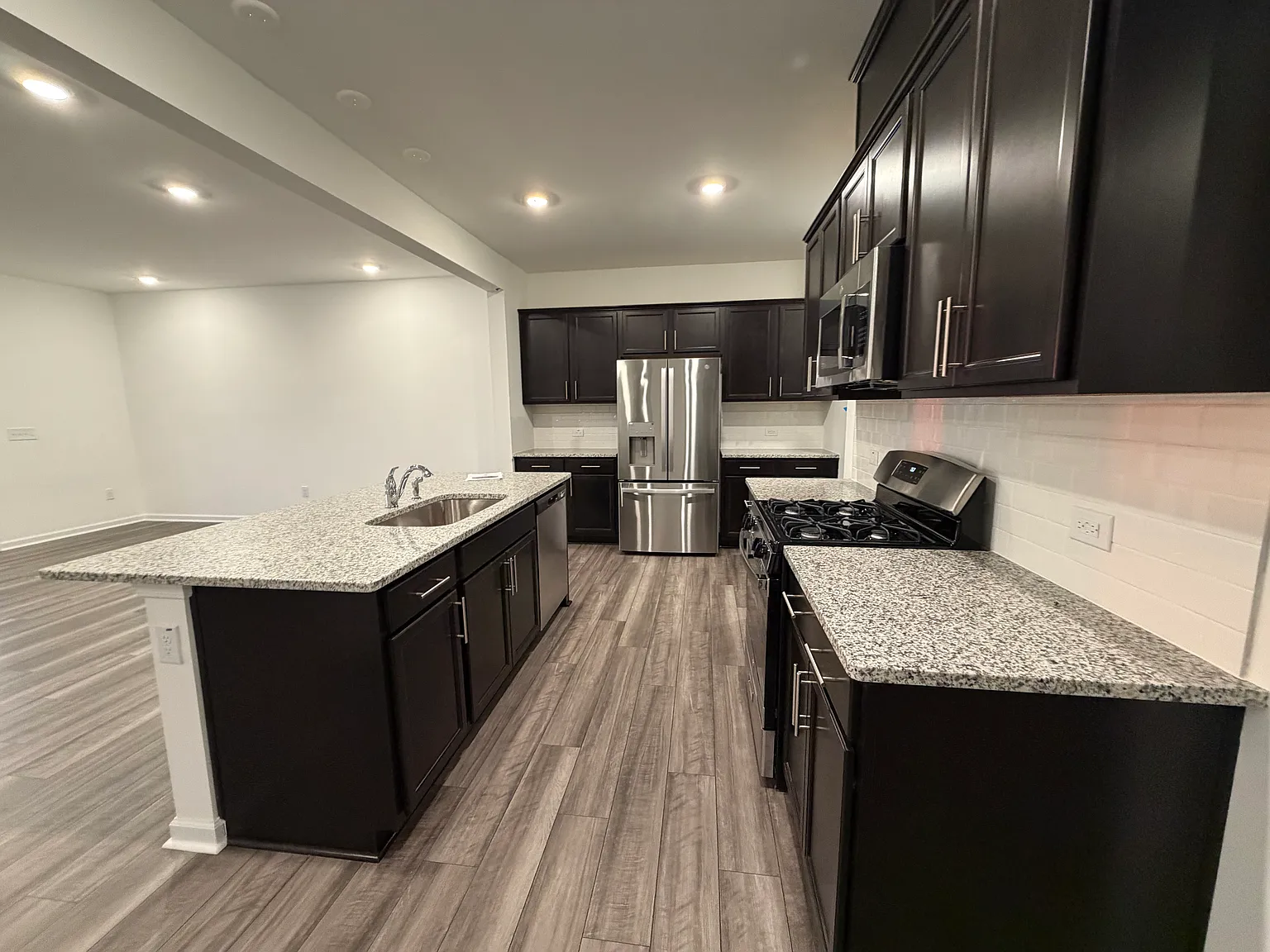 3 bed, 1924 sqft, $2,050 — Photo 3