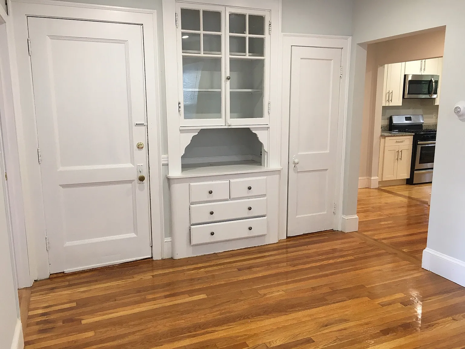 3 bed, 950 sqft, $3,150 — Photo 2