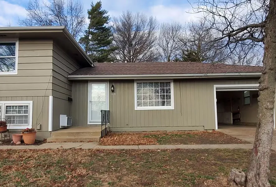 three-bedroom with a garage - 1020 W 29th Ter