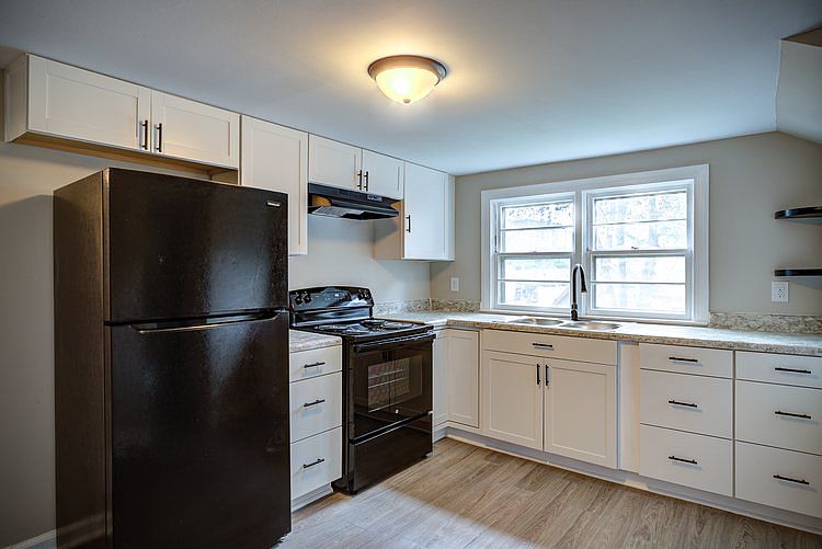 2nd image of 237 Queen St #3