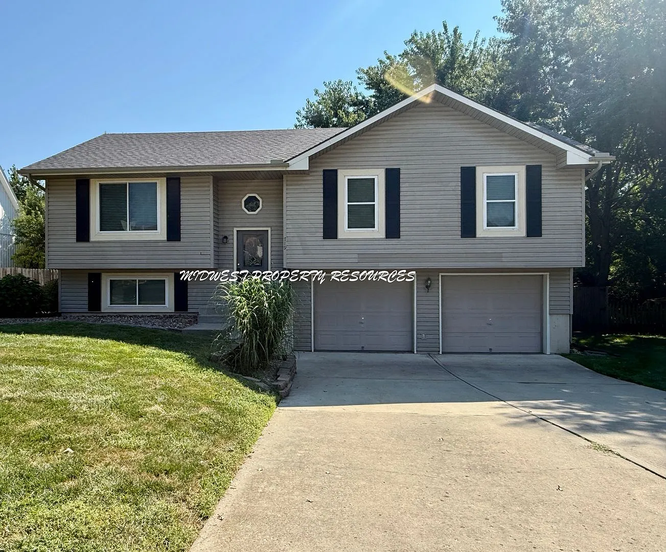 Beautiful 3 Bedroom Home in Raymore — Photo 1