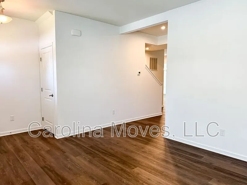3 bed, 2.5 bath, 2199 sqft, $2,249 — Photo 3