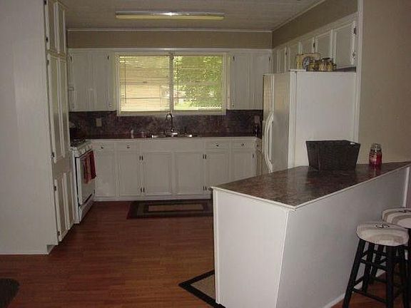 4th image of 907 Elm St