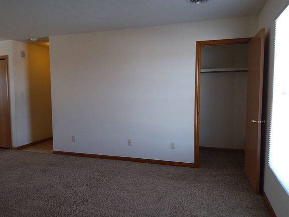 3rd image of 279 Woodridge Ct APT D