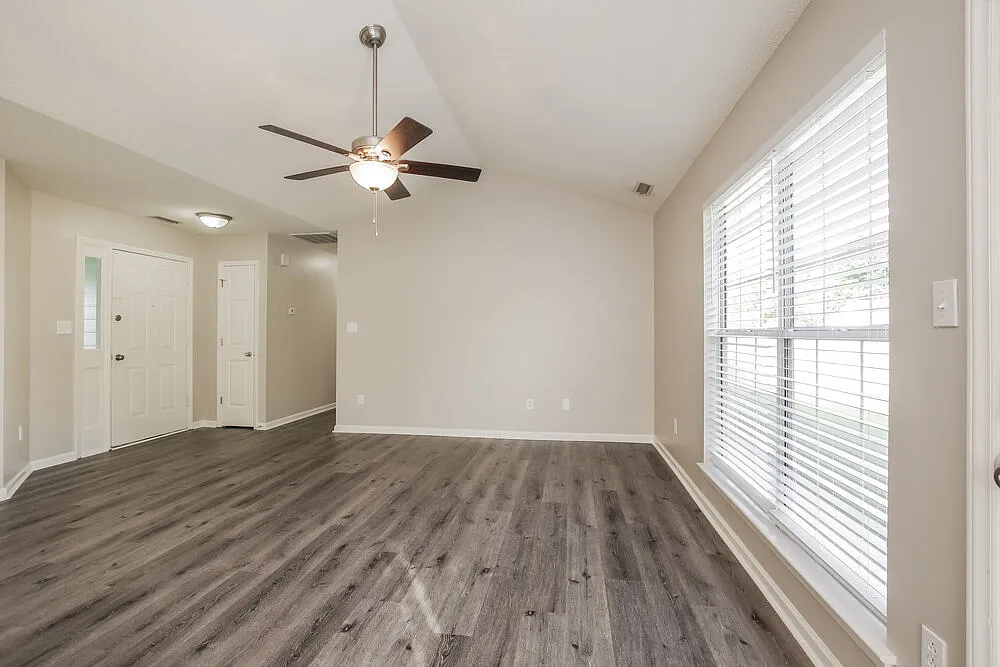 3 bed, 2.0 bath, 1125 sqft, $1,925 — Photo 3