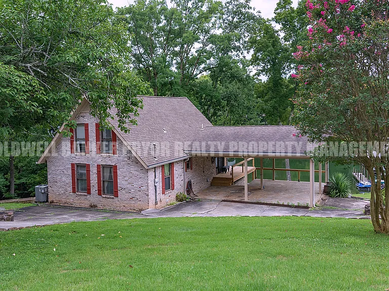 165 Lakeshore Ct — Photo 2