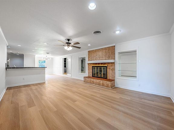 4th image of 807 Country Club Rd