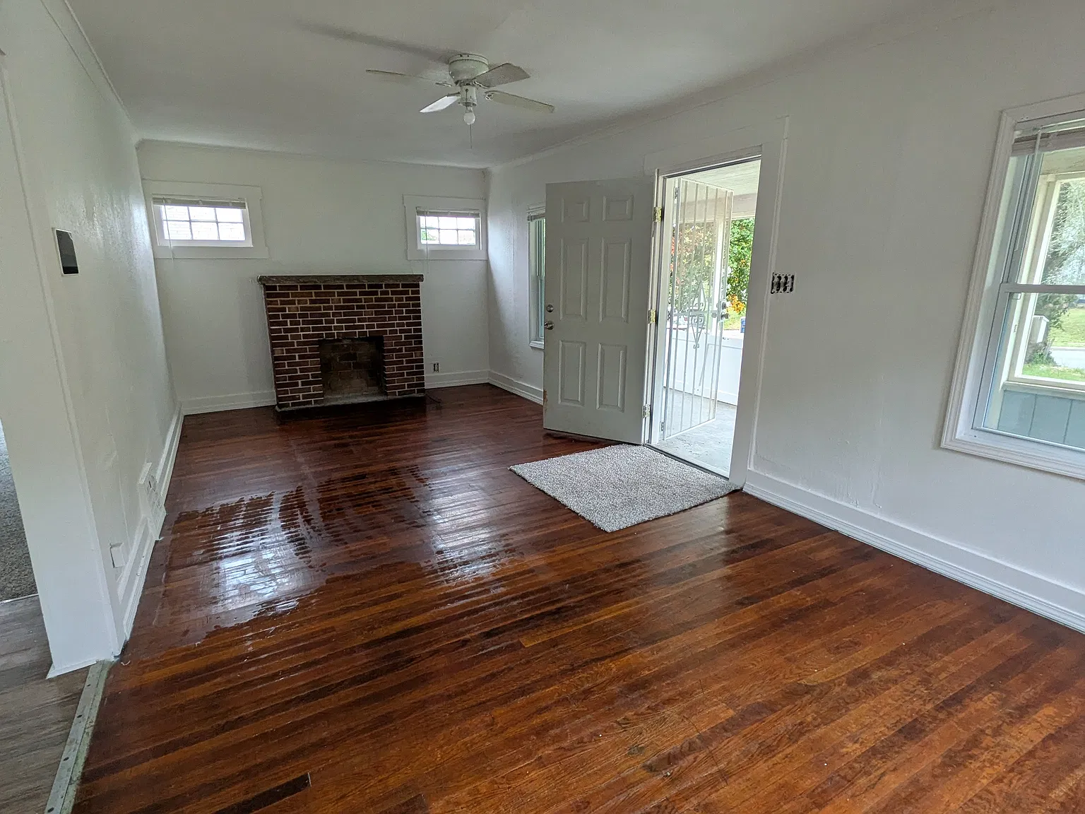 3 bed, 1200 sqft, $1,100 — Photo 2