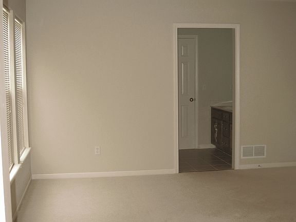 Spacious master w/ walk in closet and sitting room