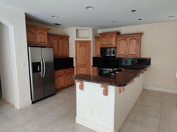 4th image of 633 E Sandyhills Ave