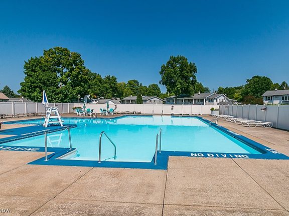 4th image of 3 Meadowlawn Dr Unit 24