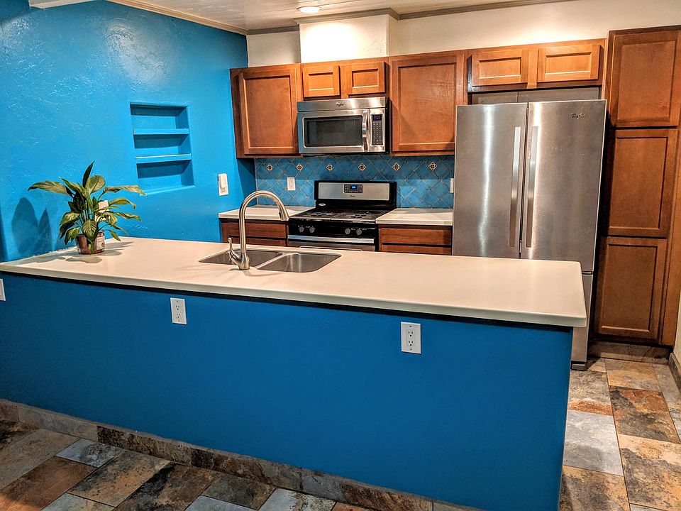 Open plan kitchen, stainless steel, dishwasher, gas stove