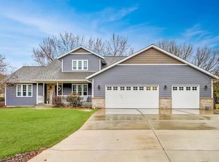 950 Valley Rd, Poynette, WI 53955