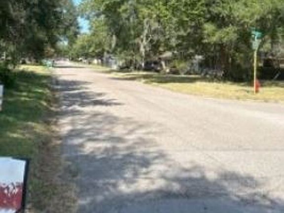 Exterior Neighborhood (street photo)