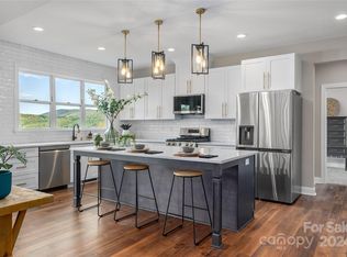 636 Crystal Heights Dr, Hendersonville, NC 28739