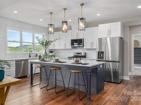636 Crystal Heights Dr, Hendersonville, NC 28739