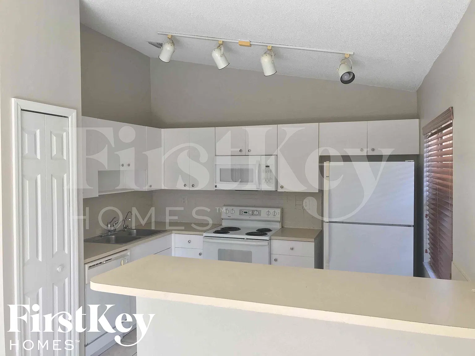 3 bed, 2.0 bath, 1654 sqft, $3,850 — Photo 4