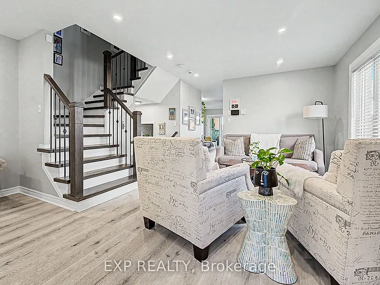 457 Heddle Cres — Photo 5