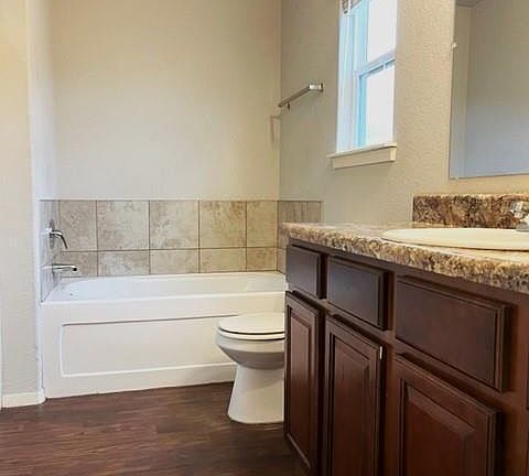 3rd image of 864 NW Evans Cir