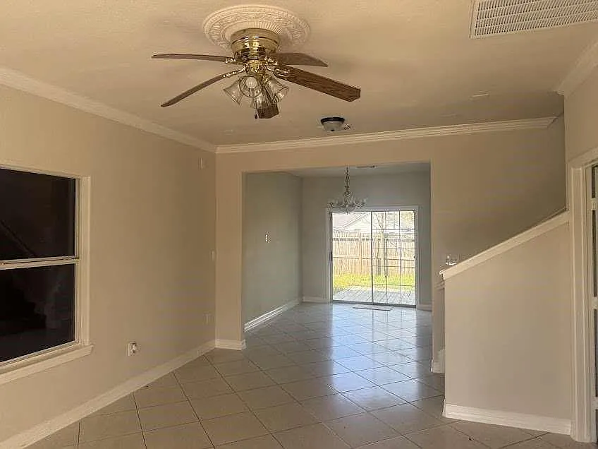 4 bed, 2.5 bath, 1572 sqft, $1,999 — Photo 3