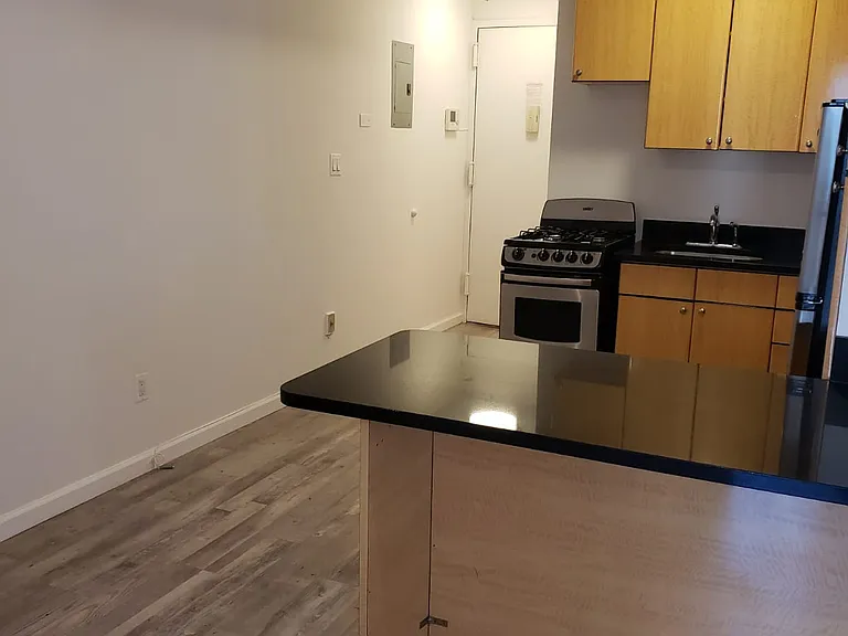 614 10th Ave #3D — Photo 2