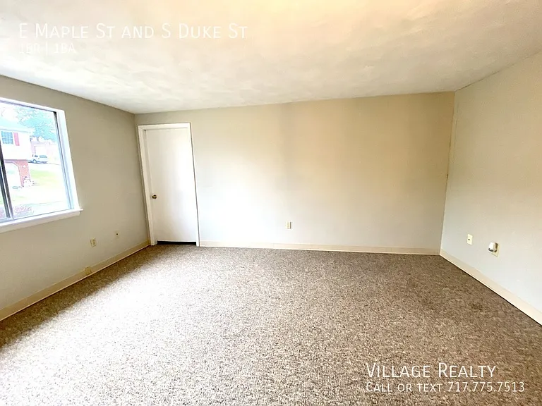 E Maple St — Photo 36